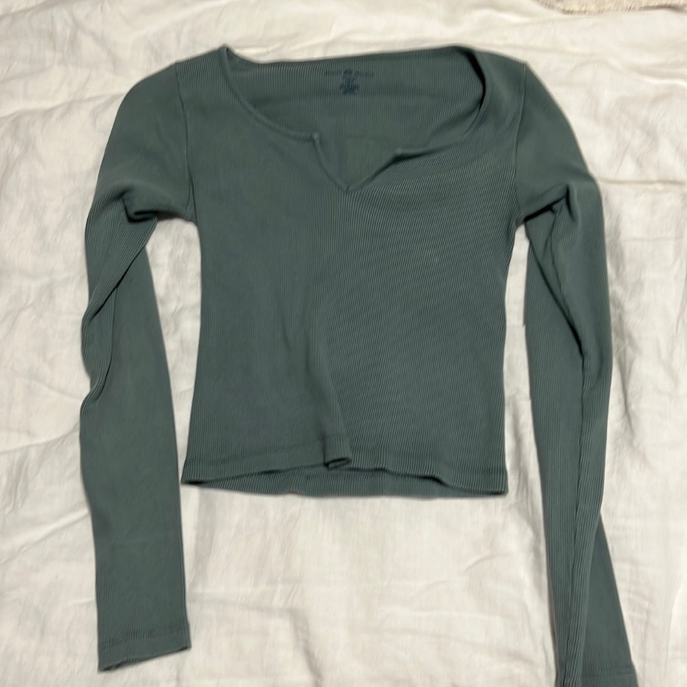 BRANDY MELVILLE cropped green long sleeve